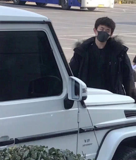 易烊千璽駕校學(xué)車被偶遇 易烊千璽駕校學(xué)車被偶遇